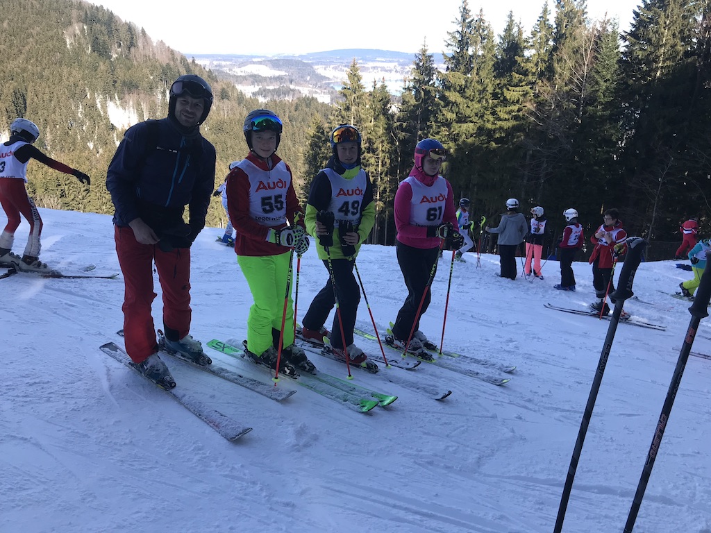 Skifahrer der JSR fahren zu Silber beim Bezirksfinale